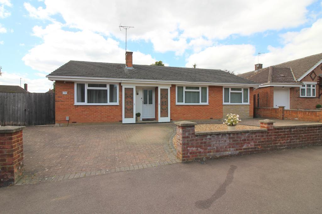 3 Bedroom Bungalow For Sale in Stopsley Way, Luton, Bedfordshire, LU2