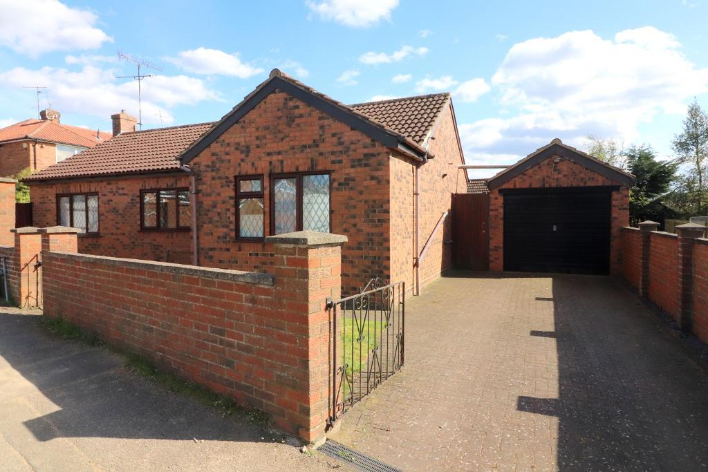 3 Bedroom Bungalow For Sale in Hawthorn Avenue, Luton, Bedfordshire