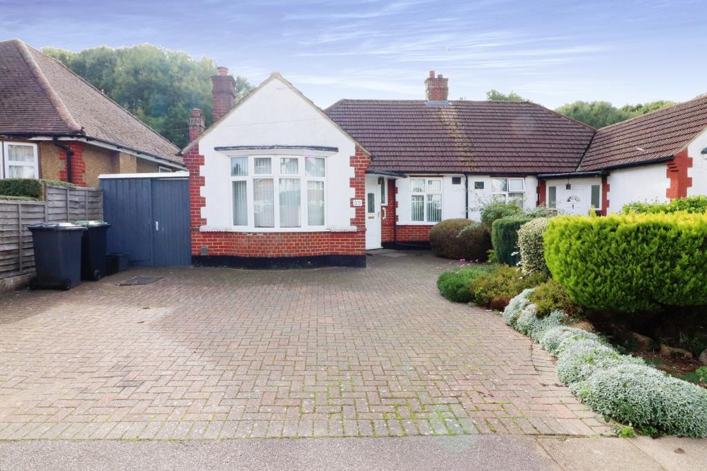 2 Bedroom Bungalow For Sale in Lynwood Avenue, Luton, Bedfordshire, LU2